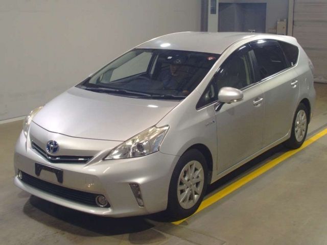 12727 Toyota Prius alpha ZVW41W 2012 г. (TAA Yokohama)